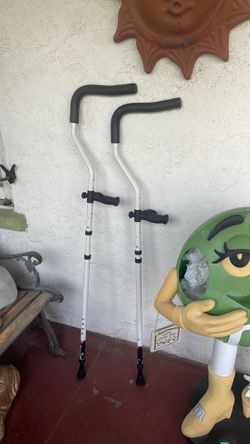 Crutches (tall)