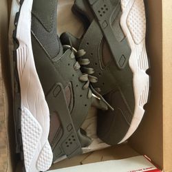 Nike Huaraches Size 10