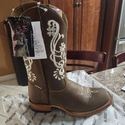 New Female Boots Leather 100%  Size 7 In USA Size 5 In Mexico $90 Obo