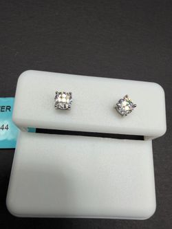 💎 Small Round Moissanite Stud Earrings – 925 Sterling Silver 💎