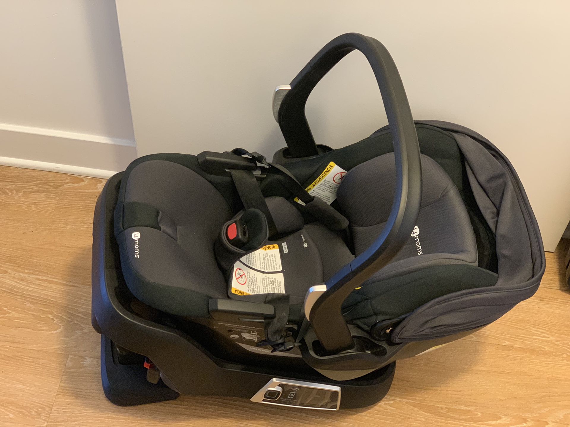 4moms infant car seat/self install base 0-12 months Pick up only located in NE DC area