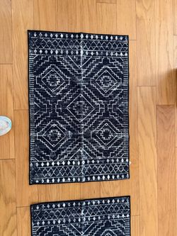 2 Area Rugs, 2’ x 3’