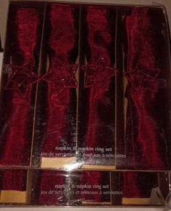 SET OF 8 PIER ONE RED  POLYESTER HOLIDAY DINNER NAPKINS & RINGS