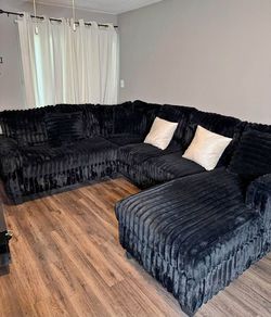 Black Plush NEW  Sectional Sofa with pull out and storage