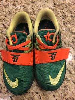 Nike youth boys size 10 shies like new