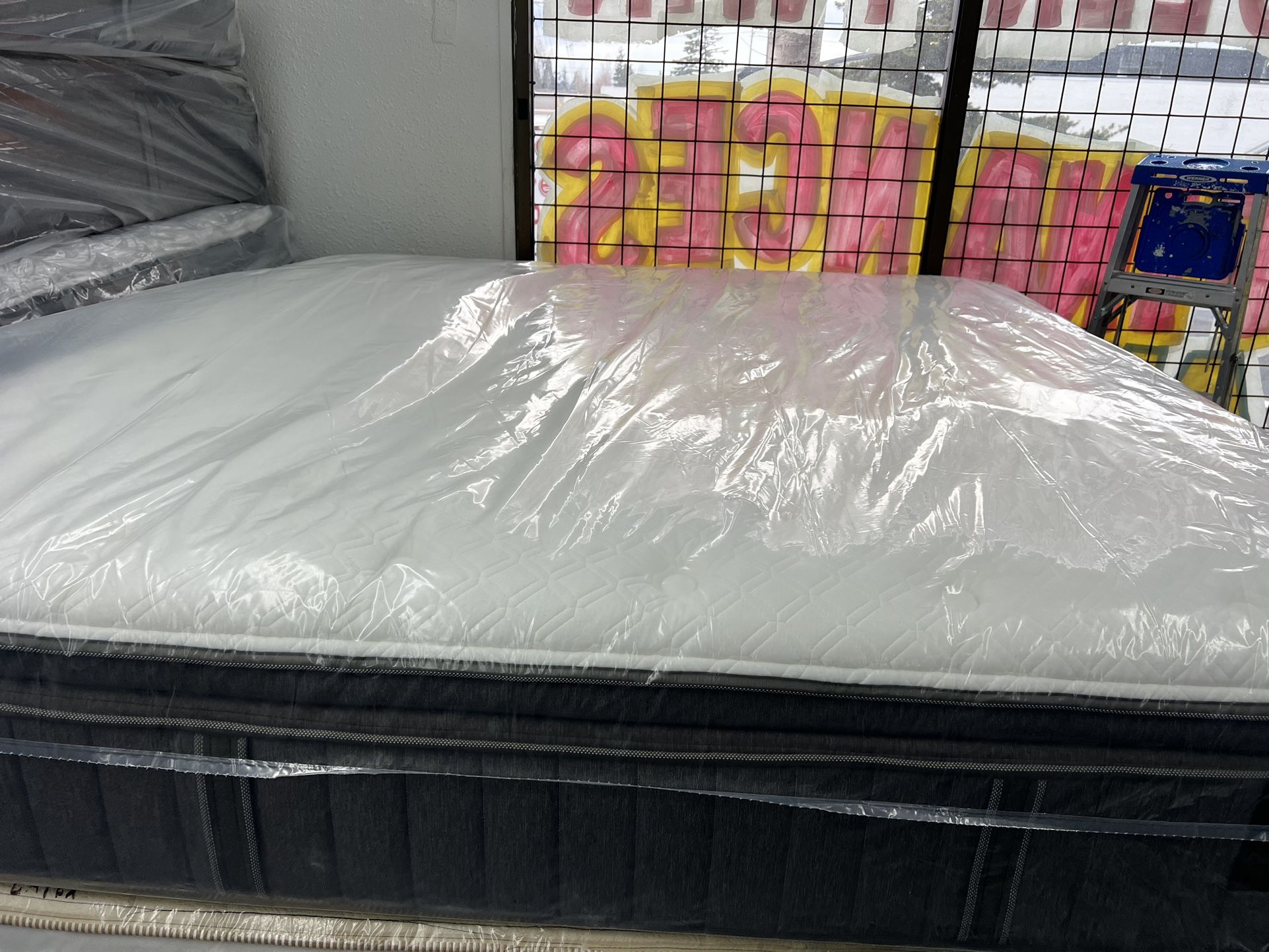 KING SIZE STEARNS & FOSTER ESTATE PILLOW TOP MATTRESS & BOX SPRINGS BED SET