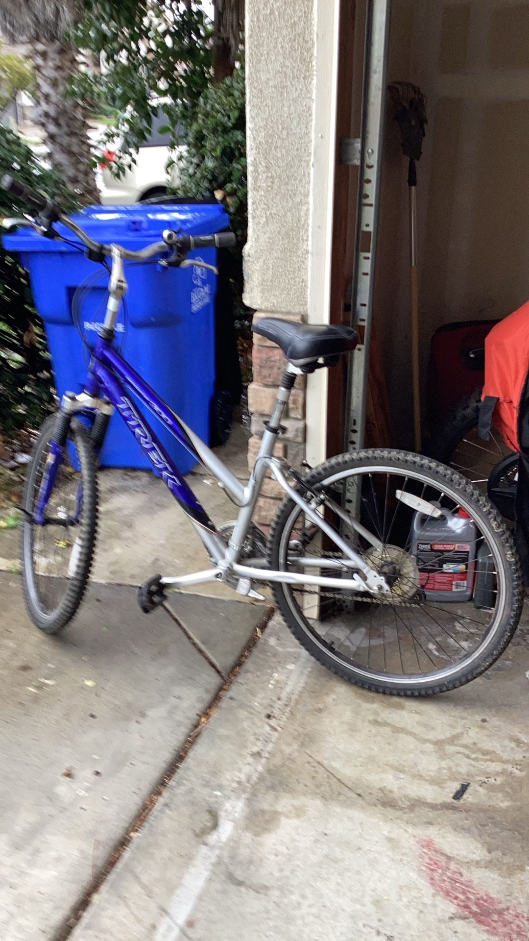 TREK bike the frame is aluminum shock. The cities adjust table was up and down tired but everything is very good condition.