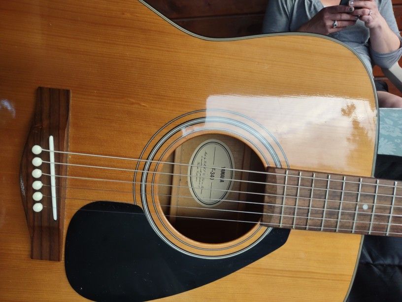 Yamaha F340 Acoustic Guitar