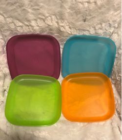 Platos Tupperware set (4) $15