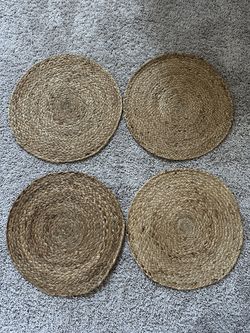 LIKE NEW - Round Placemats (4)