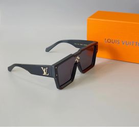 New Louis Vuitton Women’s 600T Oversized Square Black Logo Sunglasses, Gray Tinted