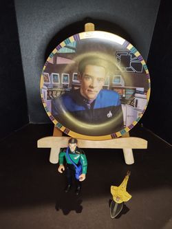 Star trek Hamilton plate what action figure