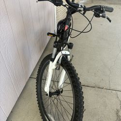 Esta es una bicicleta de montaña Schwinn S-25 de doble suspensión.  