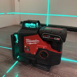 Milwaukee Laser Green 250 ft. 3-Plane Laser Level with One 4.0 Ah Battery