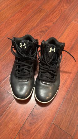 UNDER ARMOUR  Black Basketball tennis shoes