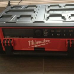 Milwaukee Radio Bluetooth n Charger