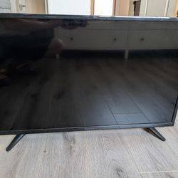 32" Insignia TV