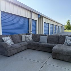 DELIVERY AVAILABLE 🚚🚛🚚 Beautiful 3 Piece Sectional