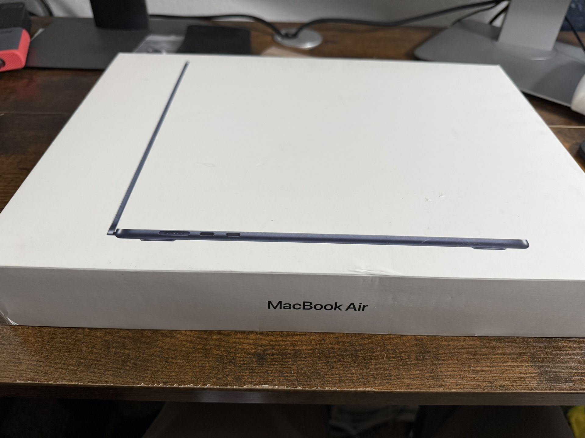 MacBook Air m3 15 Inch brand new (sealed box)