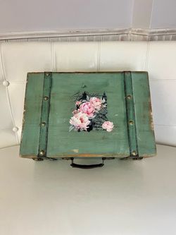 SUPER CUTE DECORATIVE SUITCASE