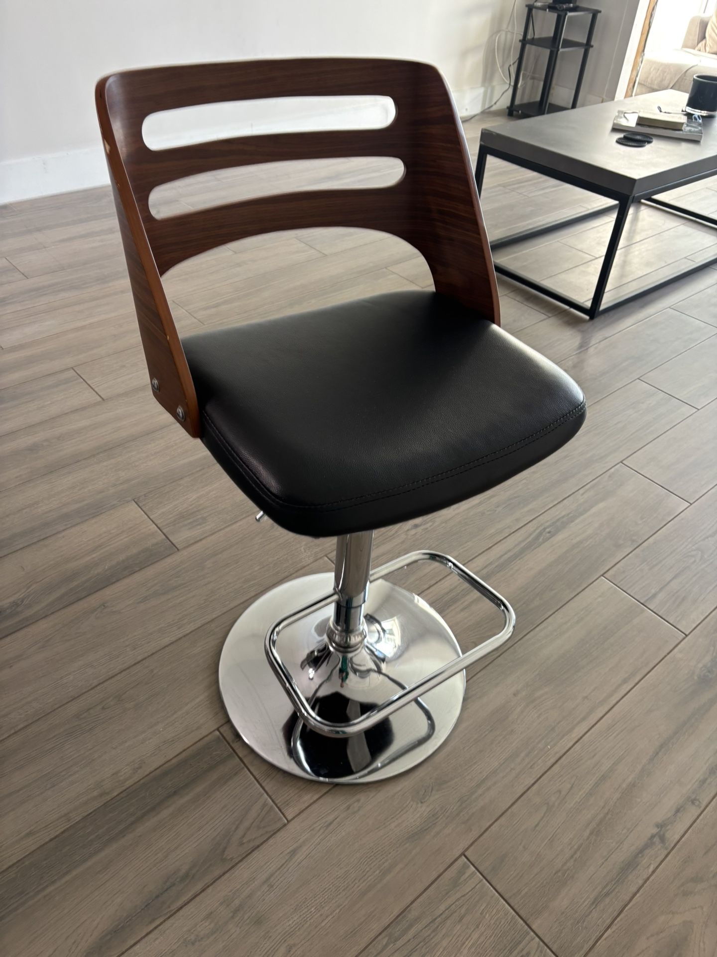 1 Bar Stool Chair