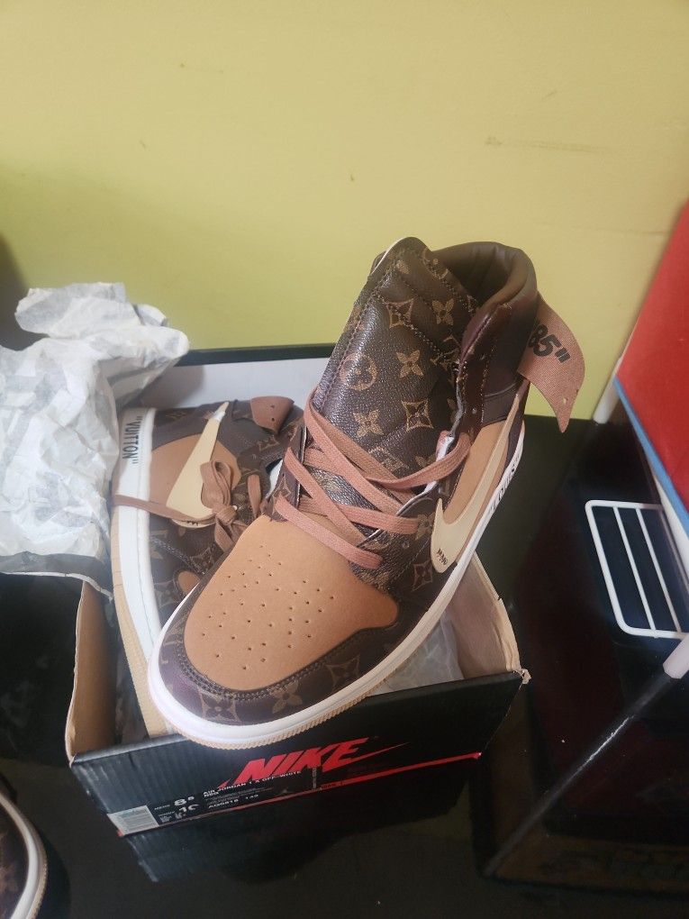 Sneakers size 12