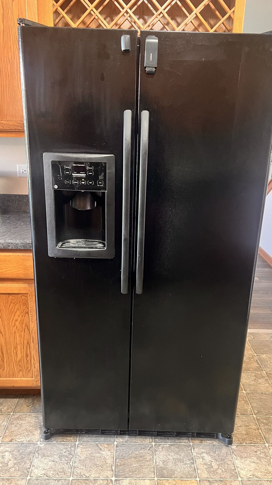 GE Refrigerator, Black, 27cu