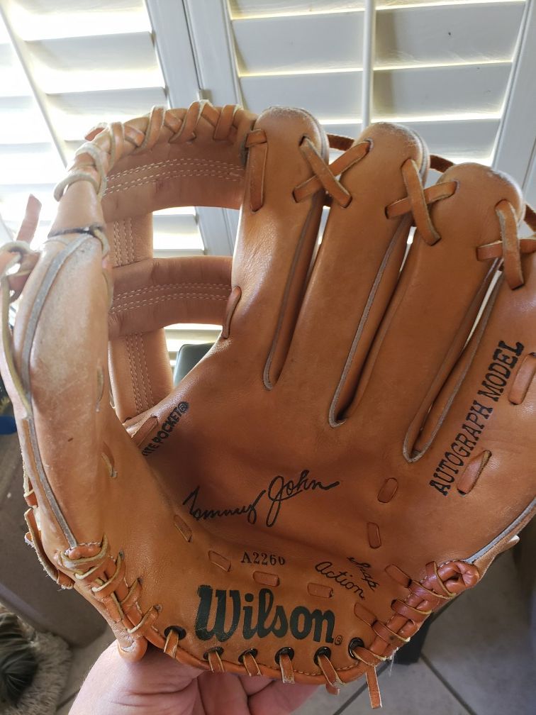 Wilson - Autographed Vintage 9" Youth Glove