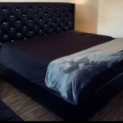 Mandarin King Upholstered Bed