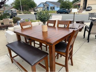 Dining Room Table & Chairs