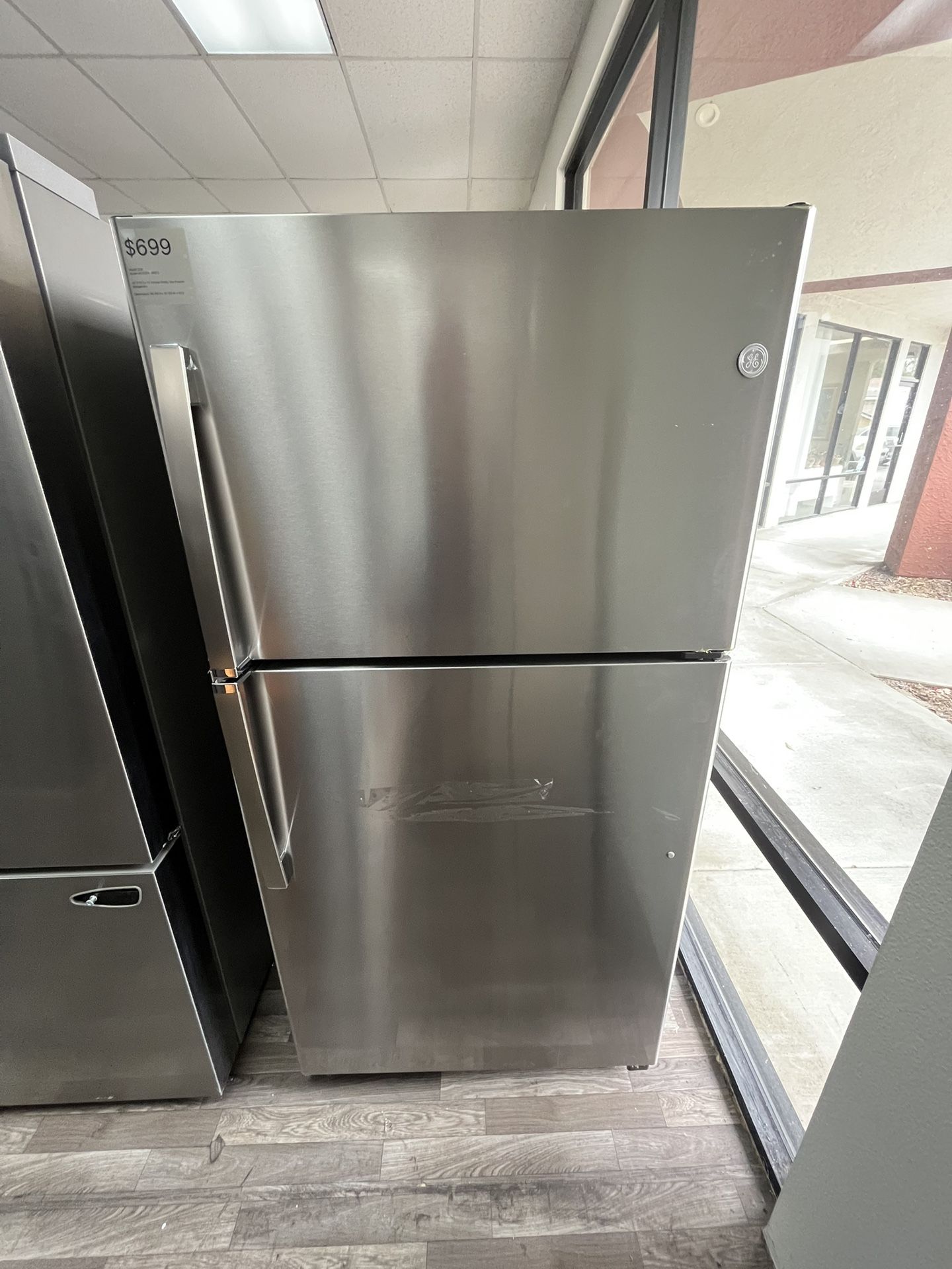 $699 GE 21.9 Cu Ft Garage Ready Freezer On Top Refrigerator, Includes One Yr Warranty