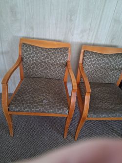 2 chairs clean and confortable
