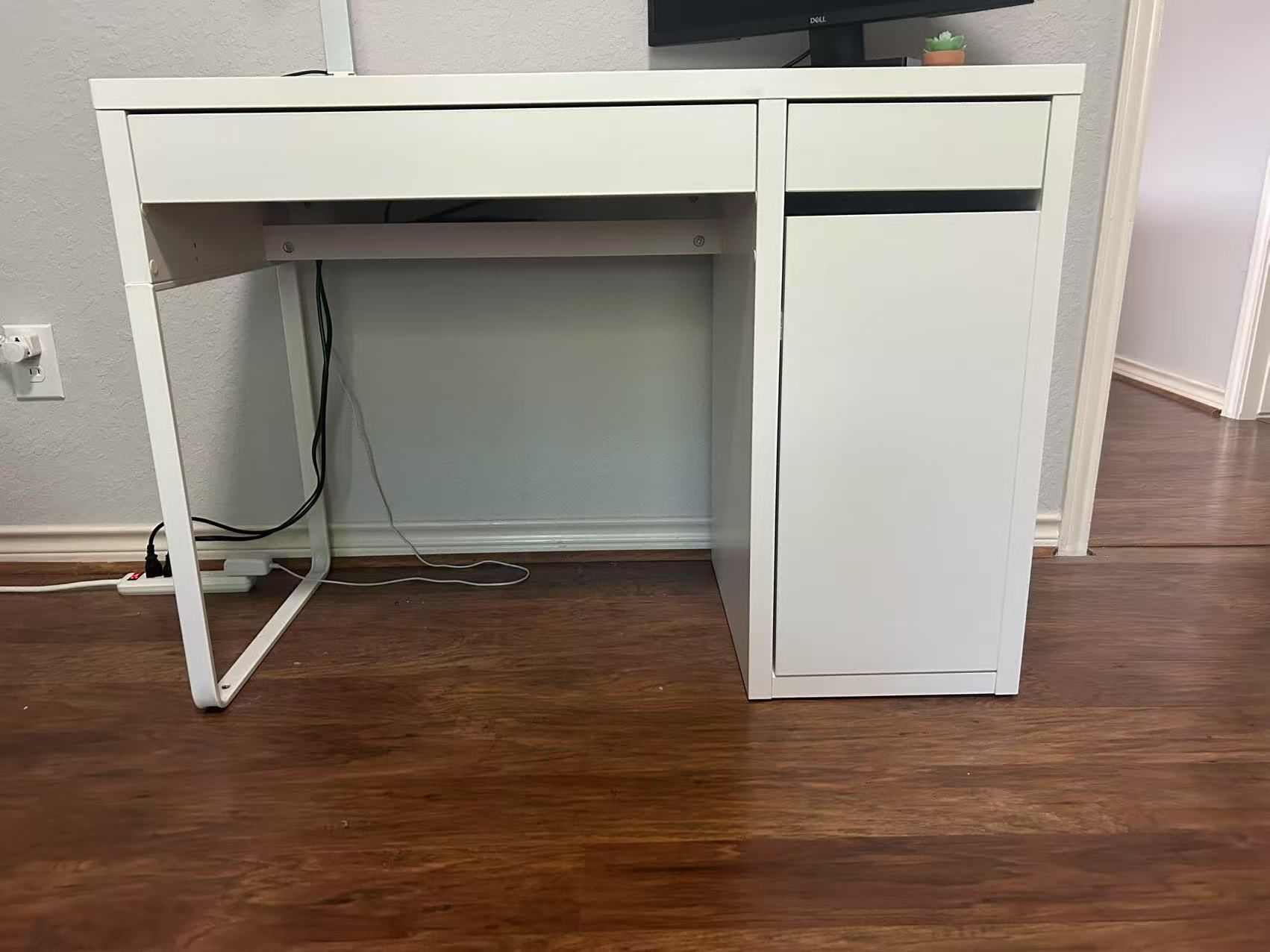 Second hand desk