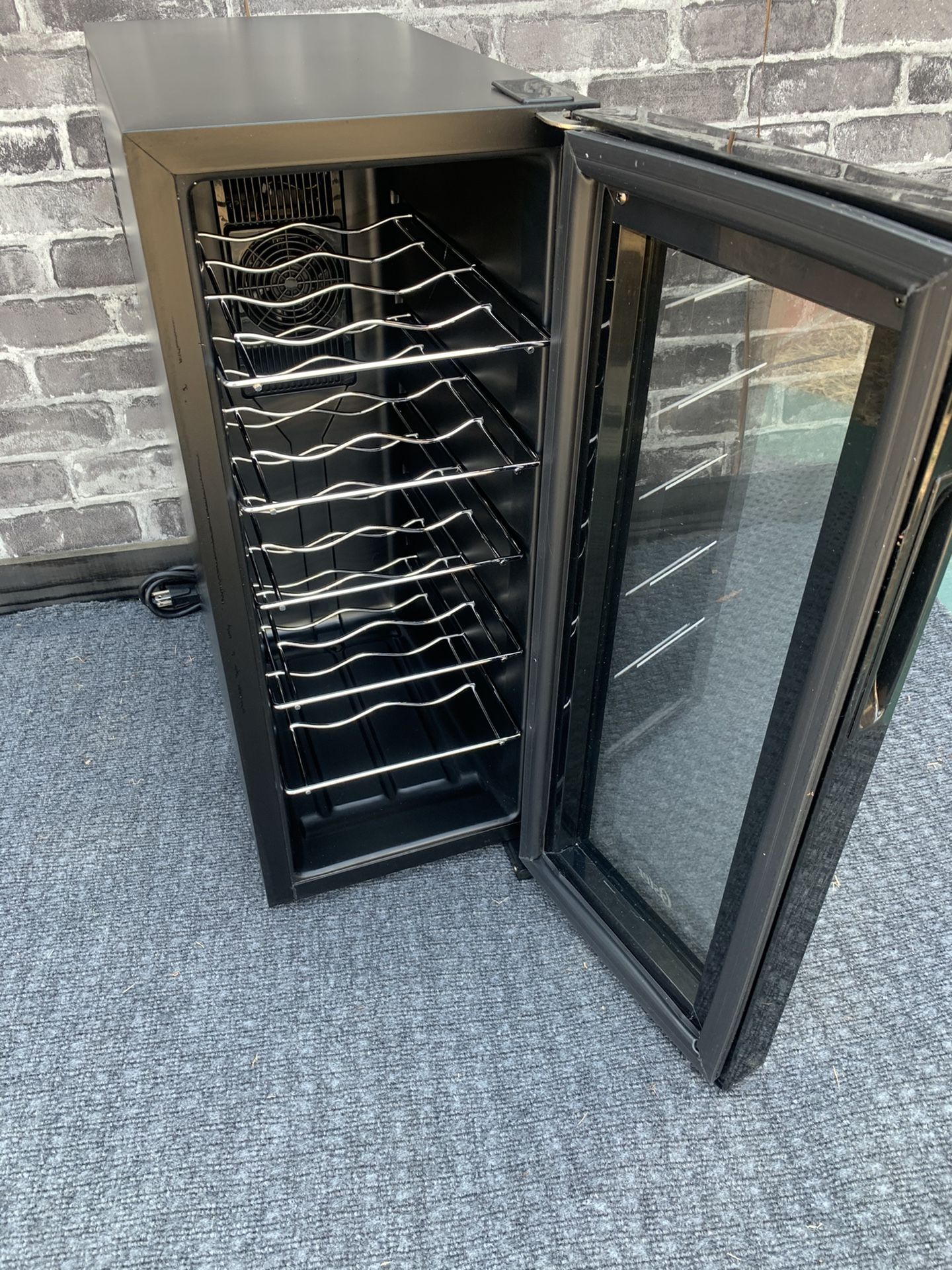 New! 12 Bottle Wine Chiller! New in Box! Summer time ready!