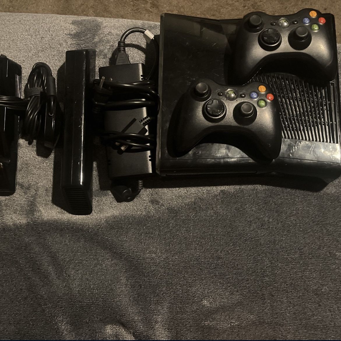 Xbox 360, 2 Controllers, Kinect, Multiple Games