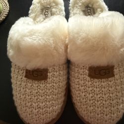 UGG Women’s Cozy slippers Size 10 Worn Once