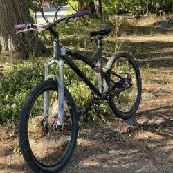 Specialized stumpjumper 2006 (price negotiable TRADES preferred)