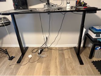 Rising ergonomically friendly adjustable desk