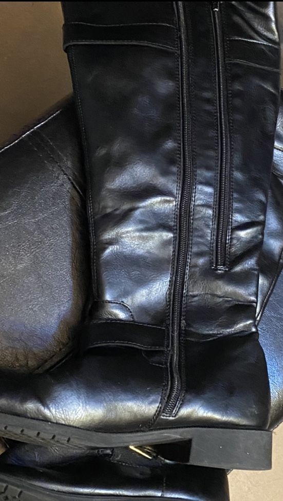 Womens Size 9 Black Faux Leather Boots.