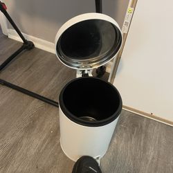 Small Trash Can – Clean & Good Condition