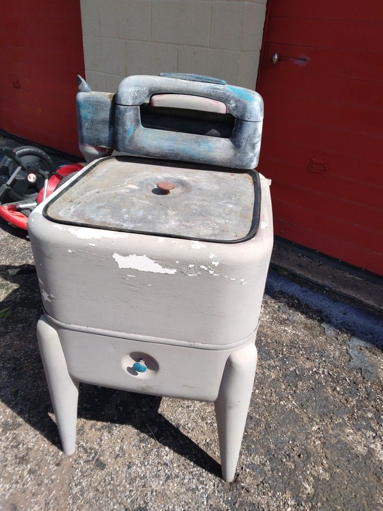 Vintage Maytag Wringer Washer From The 1950s. In Good Shape Just Needs A Belt Which Can Be Ordered Online For About $14.00