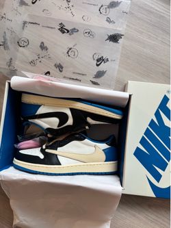 Size 9 men jordan 1 low