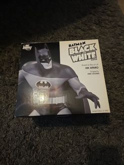 Batman: Black and White Statue - by Jim Aparo - DC Direct 783/ 3300. READ