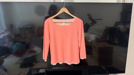 Reversible coral polyester blouse with ruffled hem and sleeves, size M