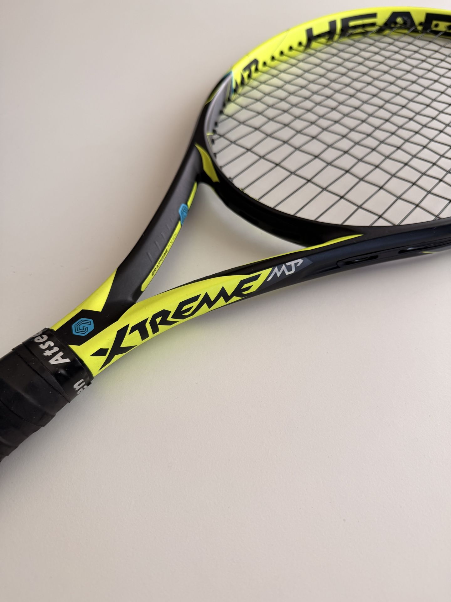 HEAD Graphene Touch Extreme MP 4 1/4 Tennis Racket