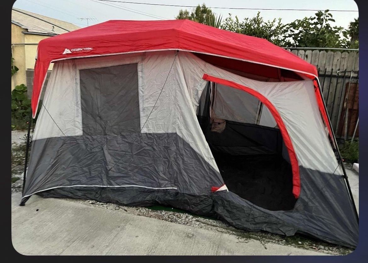 8-person instant cabin tent nerda de campal esta Pinstantanea fara Used there are a few small holes at the top of the tent but with the rain fly you