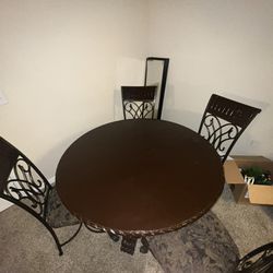 Table set w. 4 chairs 
