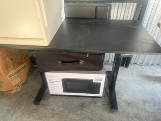 Electric standing desk