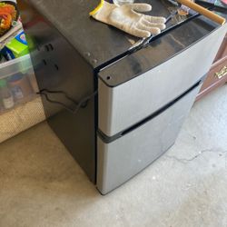 mini fridge 