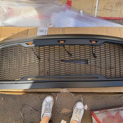 13-18 RAM Grille w/Lights